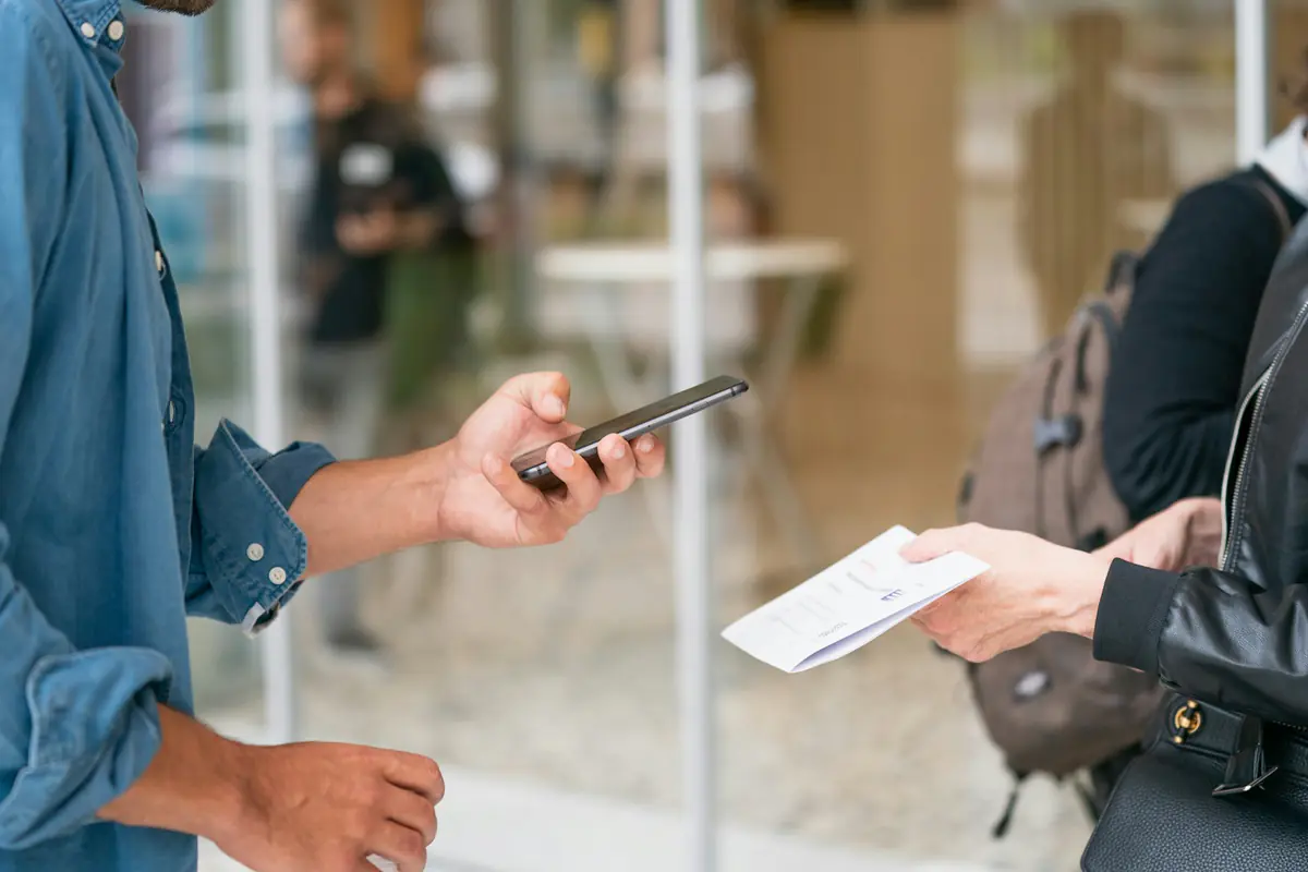 Iemand scant met de telefoon een QR-code op papier