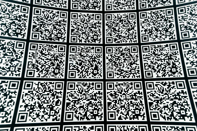 Muur vol QR-codes