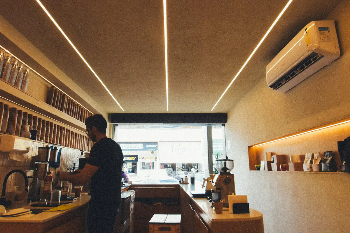 Koffiebar met een barista achter de toonbank