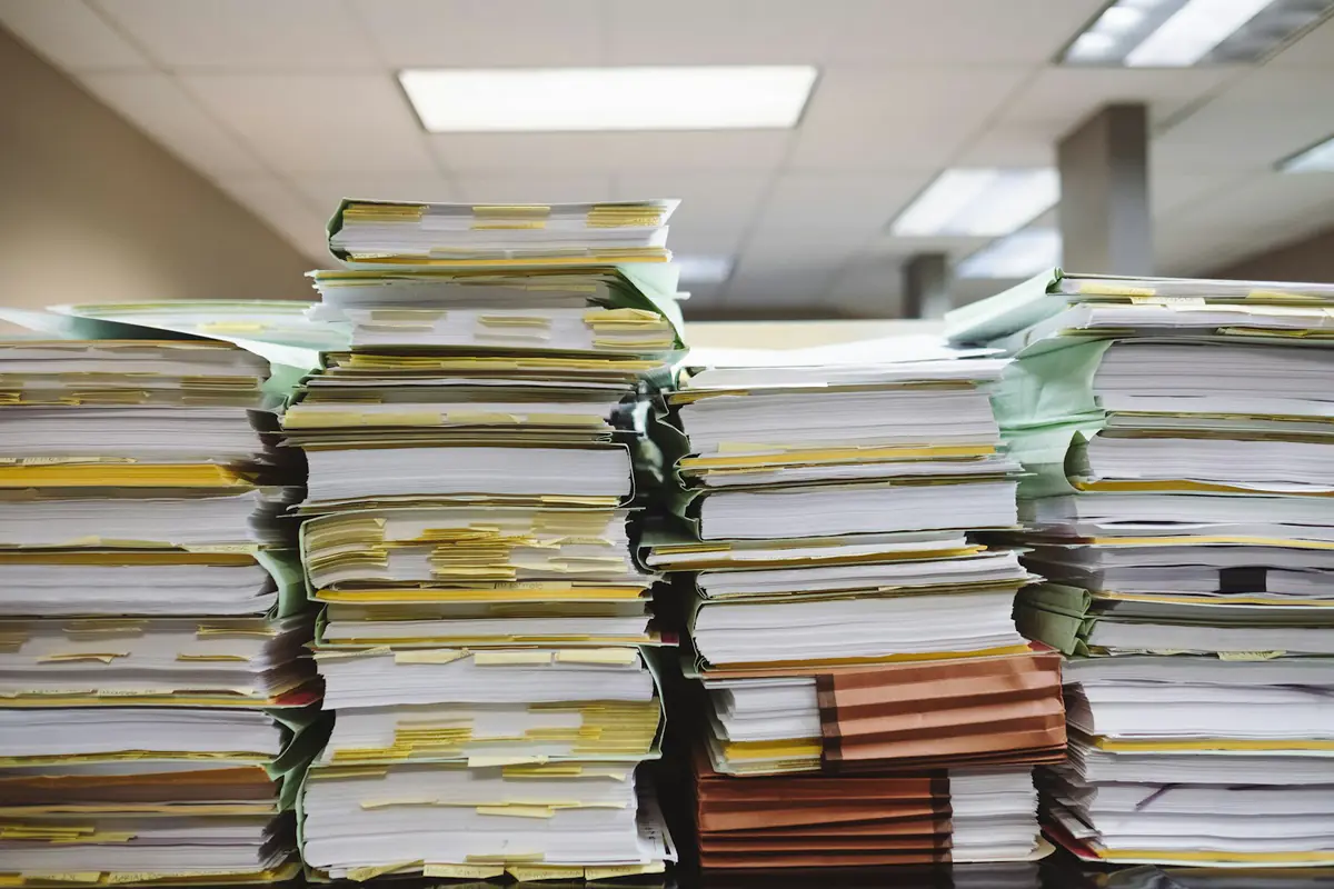 Stapels papieren documenten op kantoor
