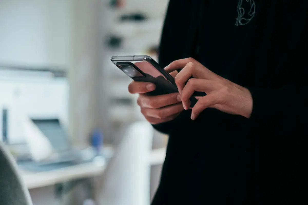 Iemand gebruikt een Android-telefoon om te scannen