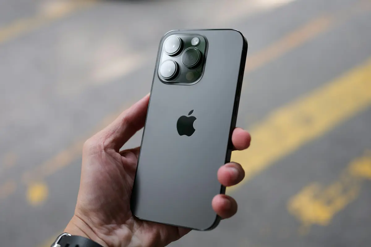 iPhone in de hand, klaar om een QR-code te scannen
