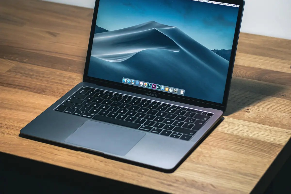 Laptop op een houten bureau
