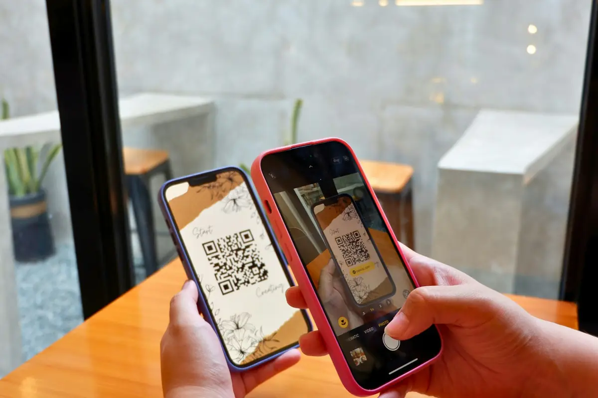 Twee mensen scannen met hun telefoon een QR-code