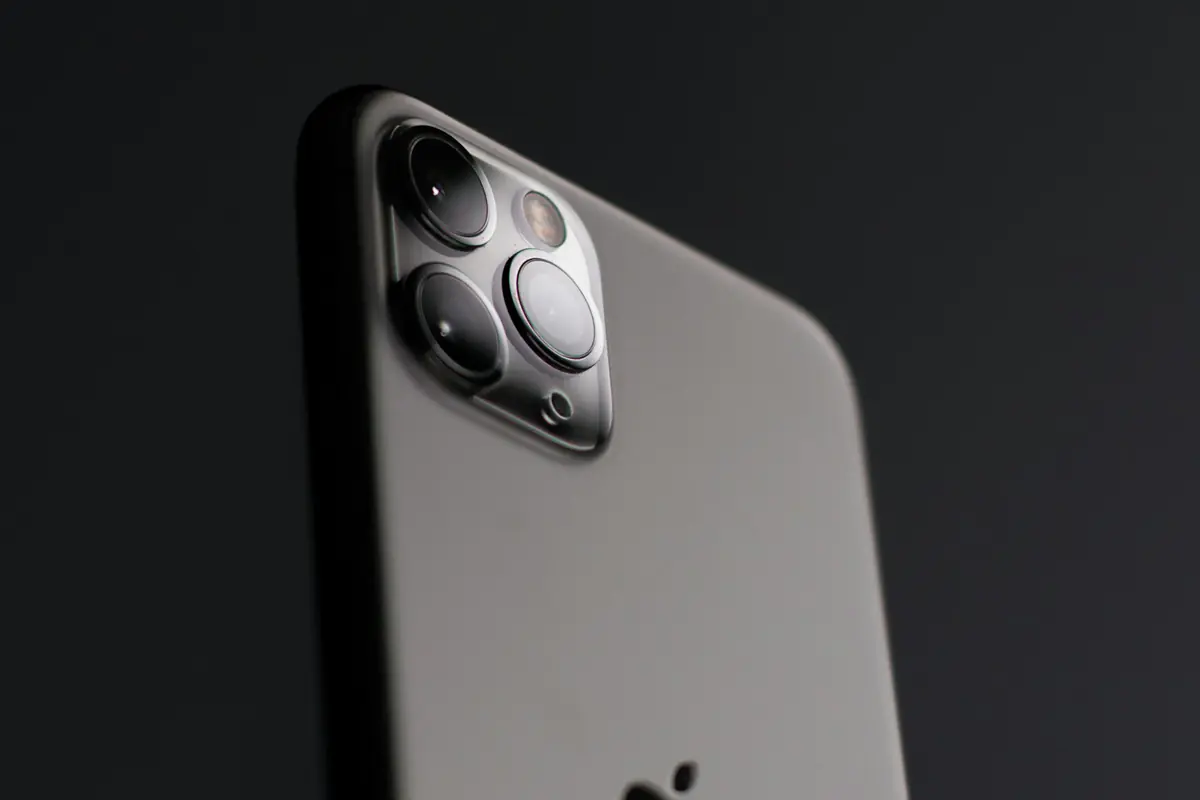 Smartphone tegen een donkere achtergrond