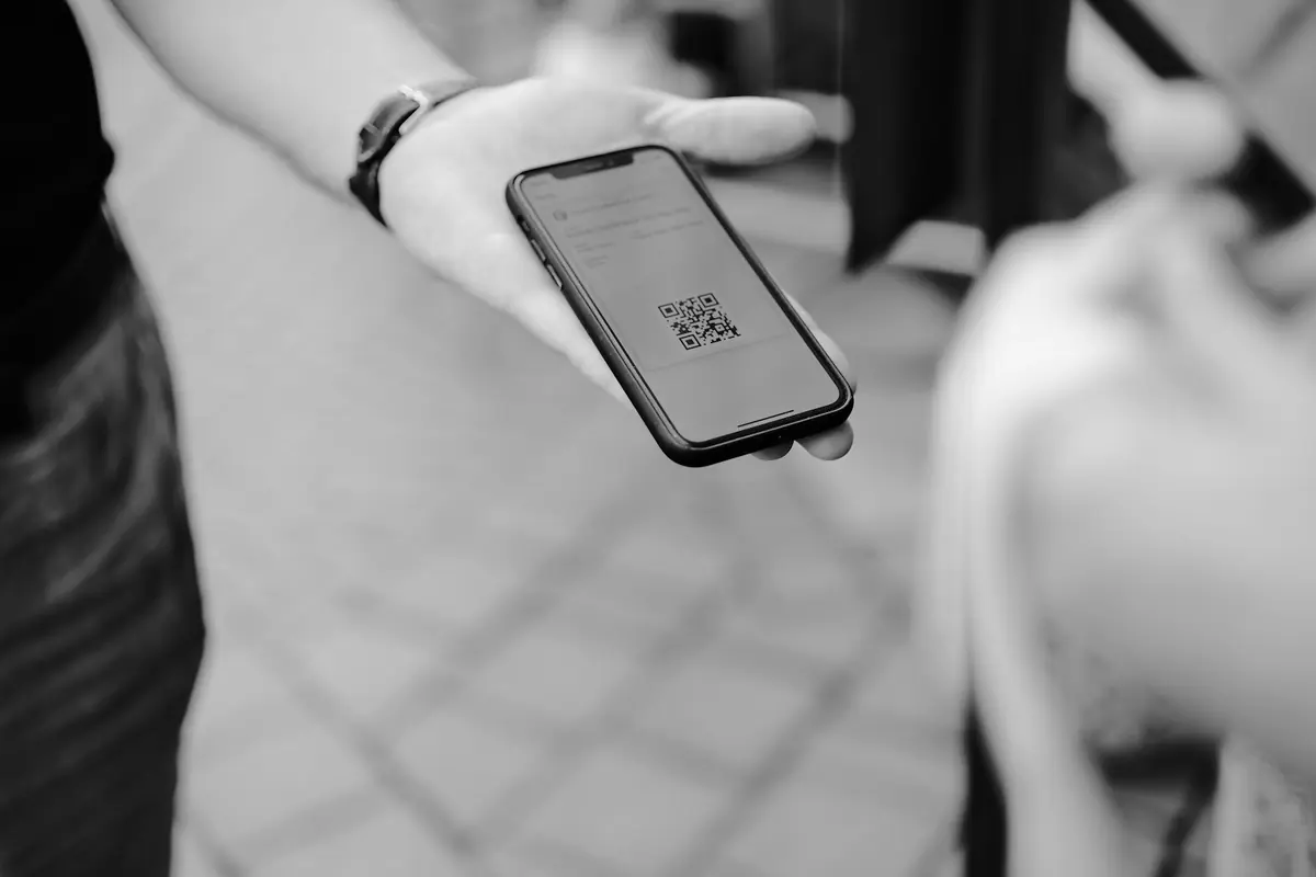 Telefoon met een QR-code op het scherm