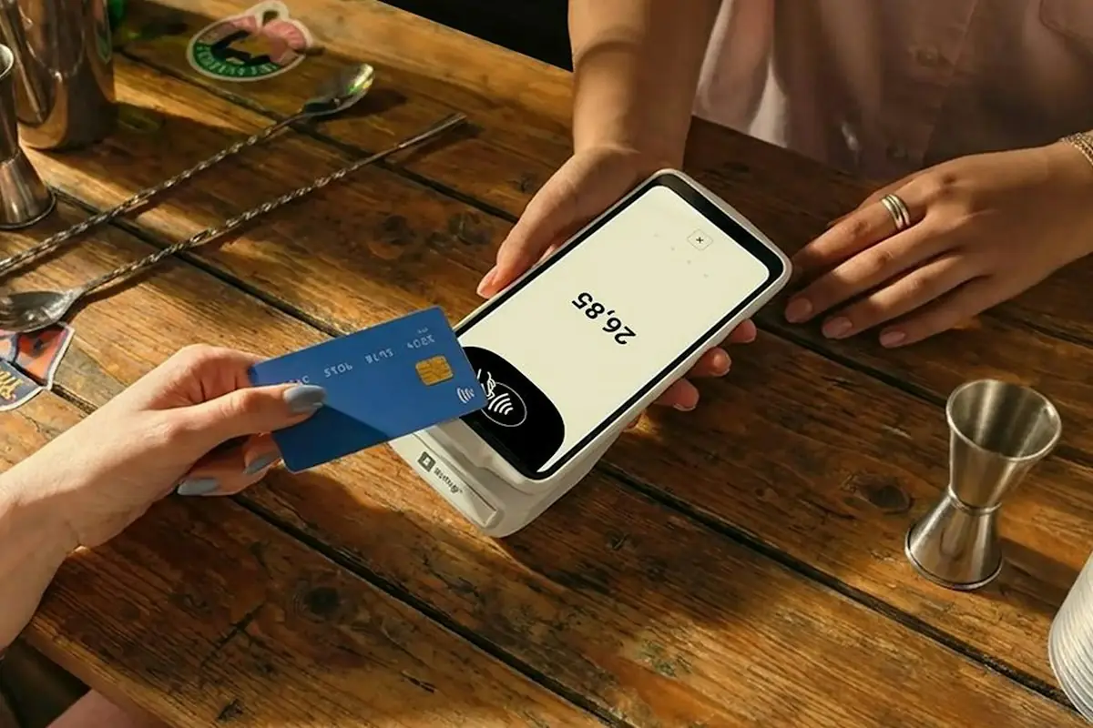Betalen aan tafel met een betaalterminal en een bedrag op het scherm