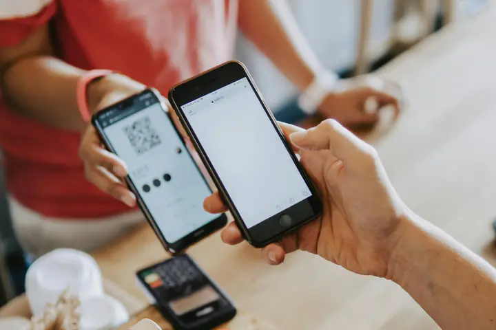 Telefoon scant een betaal-QR-code