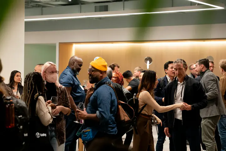 Bezoekers in gesprek op een evenement