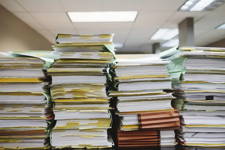 Stapels papieren documenten op kantoor