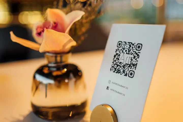 QR-bordje op een cafétafel